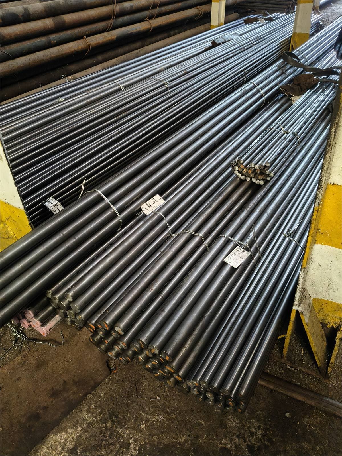 Bundel round bar dengan label MTC (Mill Test Certificate) terpasang